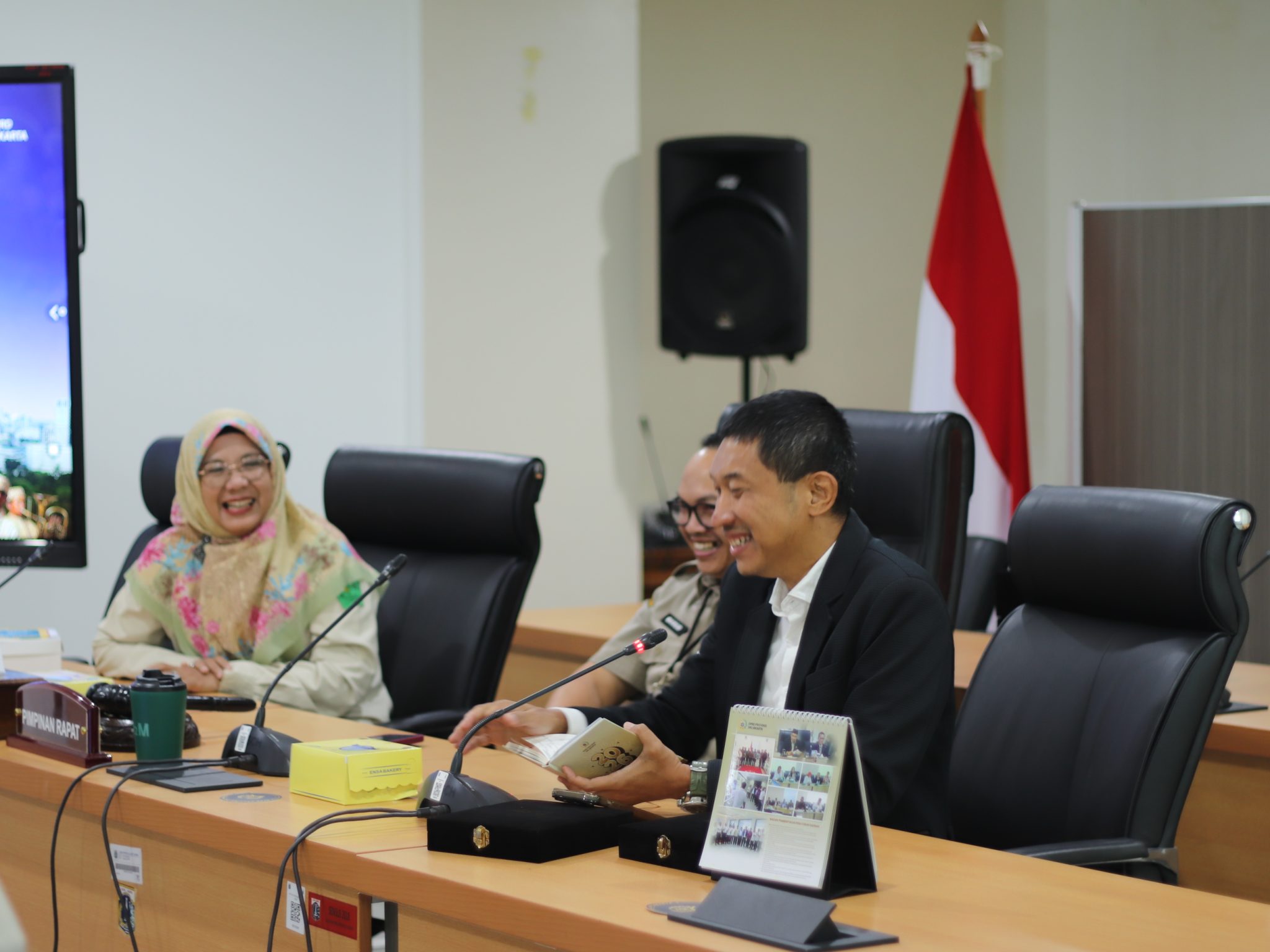 Siswa jurusan Manajemen Perkantoran menyimak materi DPRD