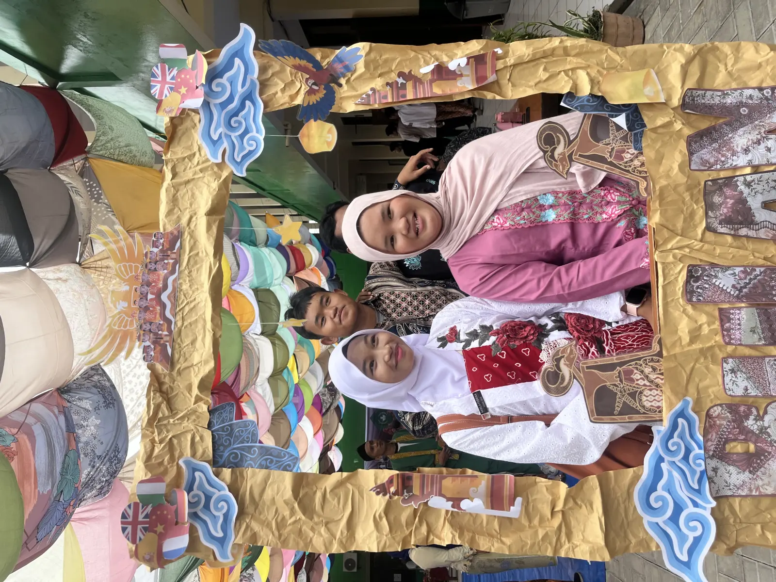 Semarak Peringatan Hari Sumpah Pemuda di SMK Nurul Islam, Seluruh Warga Sekolah Kenakan Pakaian Adat Daerah